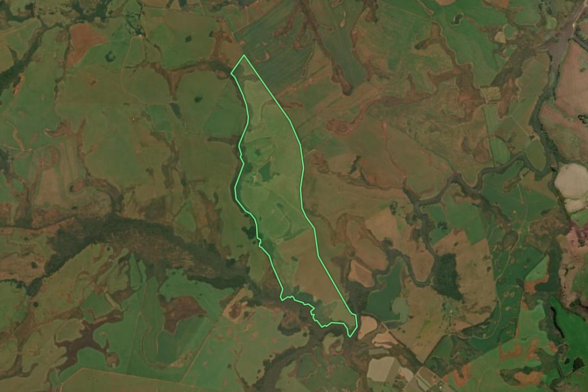 Imagem de satélite do imóvel rural em Vacaria (RS), com o contorno declarado no CAR desenhado por cima.