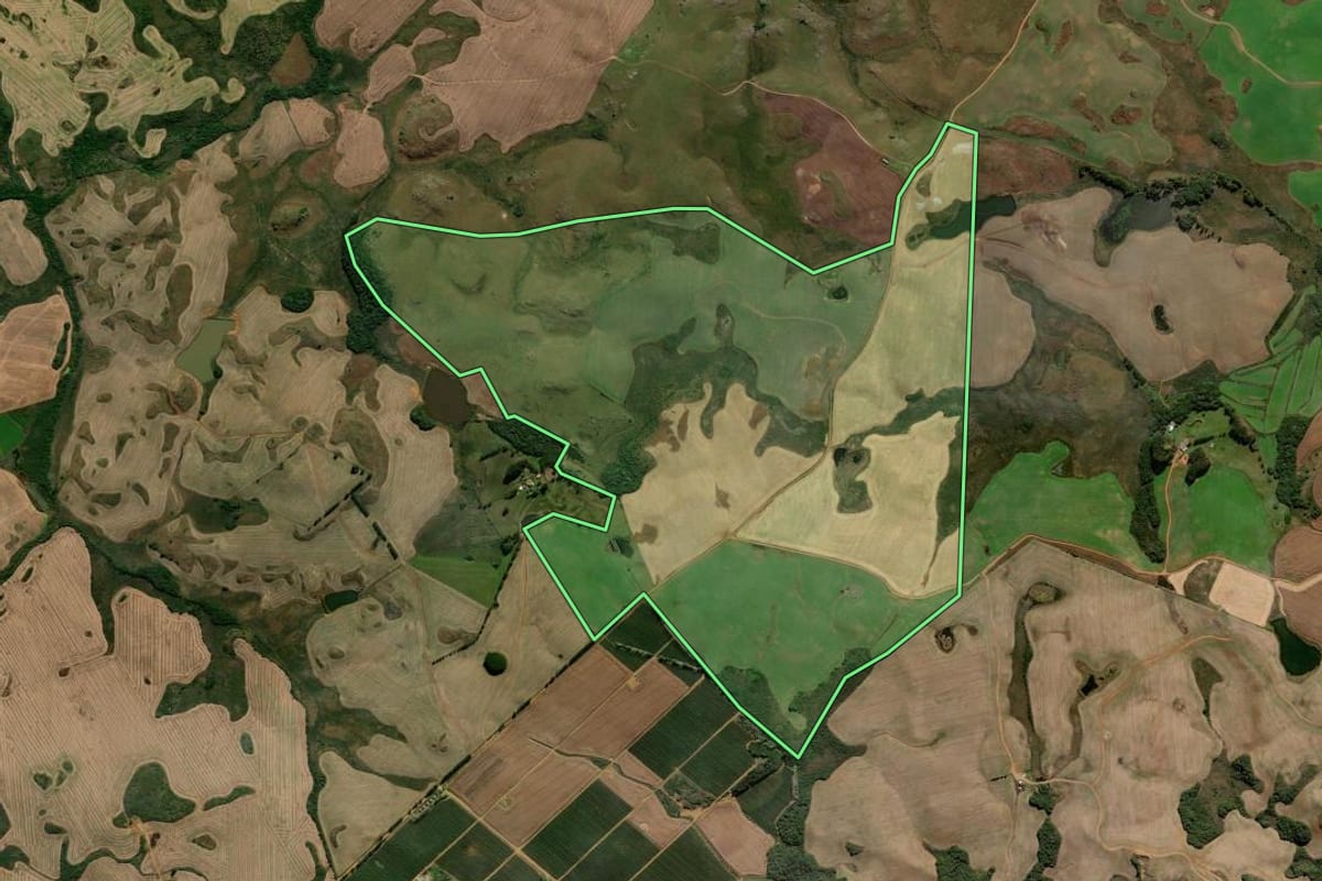 Imagem de satélite do imóvel rural em Vacaria (RS), com o contorno declarado no CAR desenhado por cima.