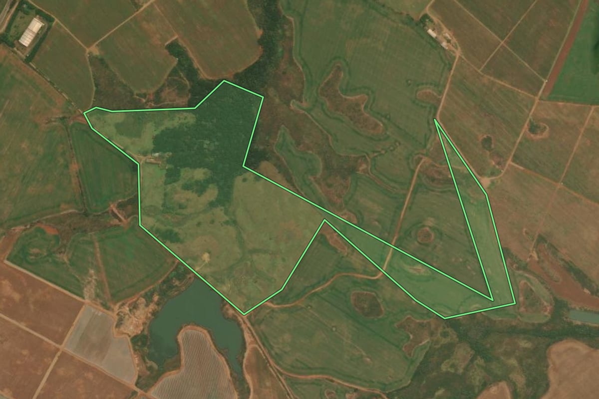 Imagem de satélite do imóvel rural em Vacaria (RS), com o contorno declarado no CAR desenhado por cima.