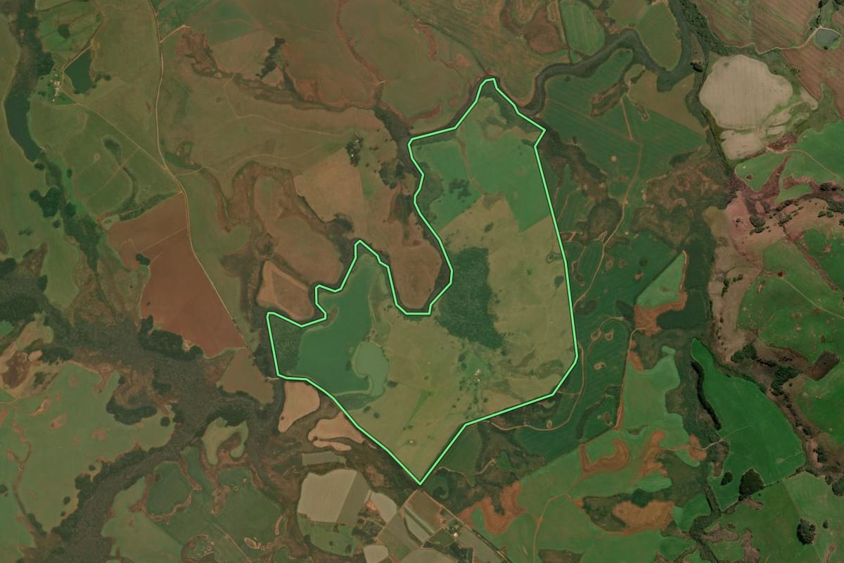 Imagem de satélite do imóvel rural em Vacaria (RS), com o contorno declarado no CAR desenhado por cima.