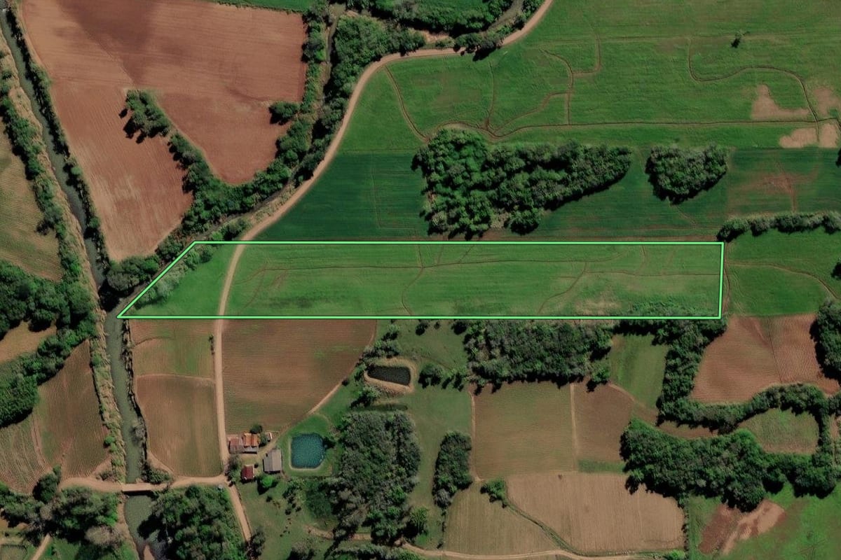 Imagem de satélite do imóvel rural em Vale do Sol (RS), com o contorno declarado no CAR desenhado por cima.