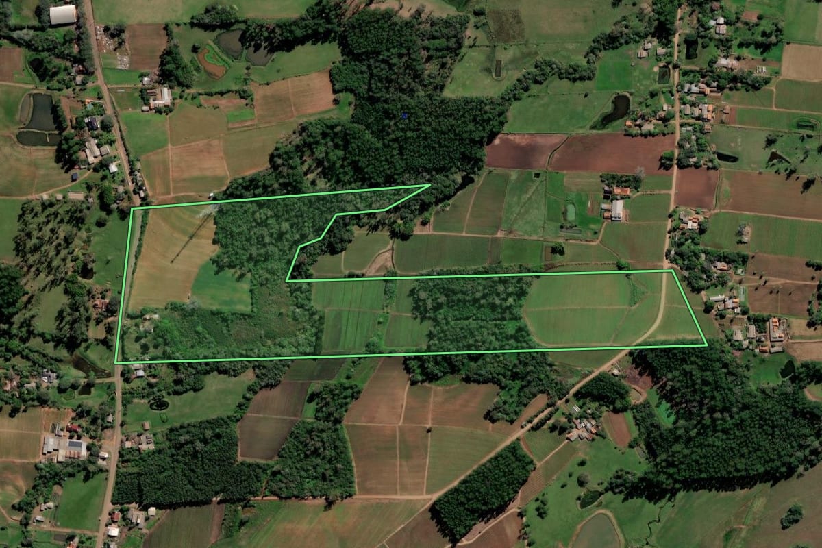 Imagem de satélite do imóvel rural em Vale do Sol (RS), com o contorno declarado no CAR desenhado por cima.