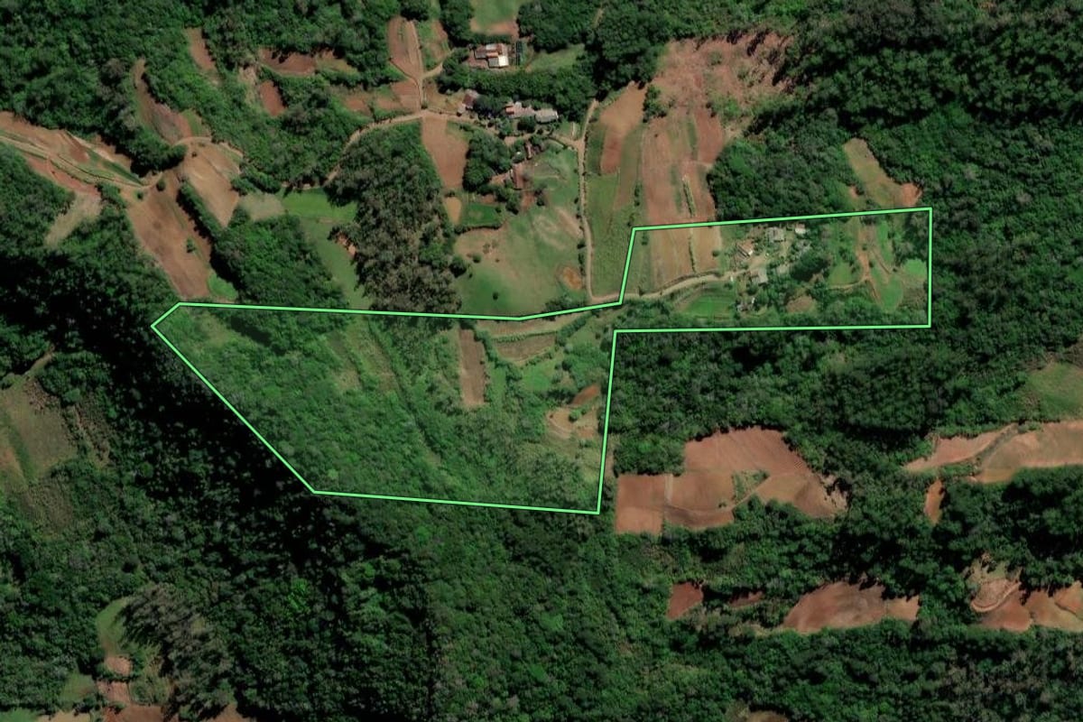 Imagem de satélite do imóvel rural em Vale do Sol (RS), com o contorno declarado no CAR desenhado por cima.