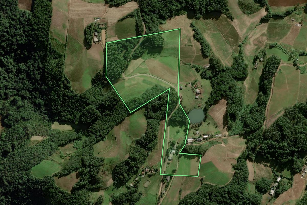 Imagem de satélite do imóvel rural em Vale do Sol (RS), com o contorno declarado no CAR desenhado por cima.