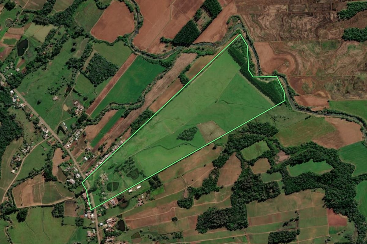 Imagem de satélite do imóvel rural em Vale do Sol (RS), com o contorno declarado no CAR desenhado por cima.