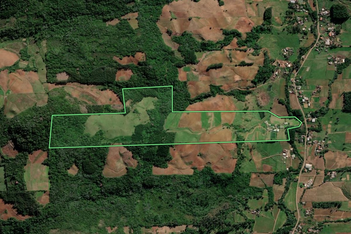Imagem de satélite do imóvel rural em Vale do Sol (RS), com o contorno declarado no CAR desenhado por cima.