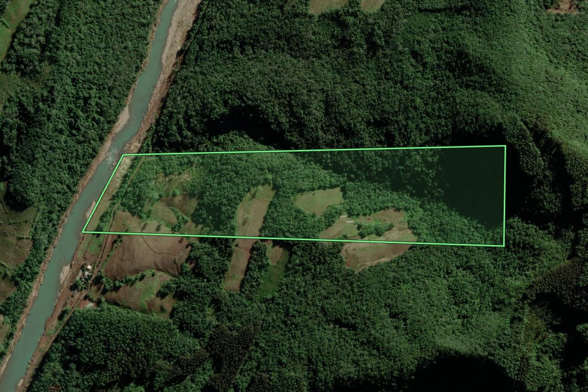 Imagem de satélite do imóvel rural em Vale do Sol (RS), com o contorno declarado no CAR desenhado por cima.