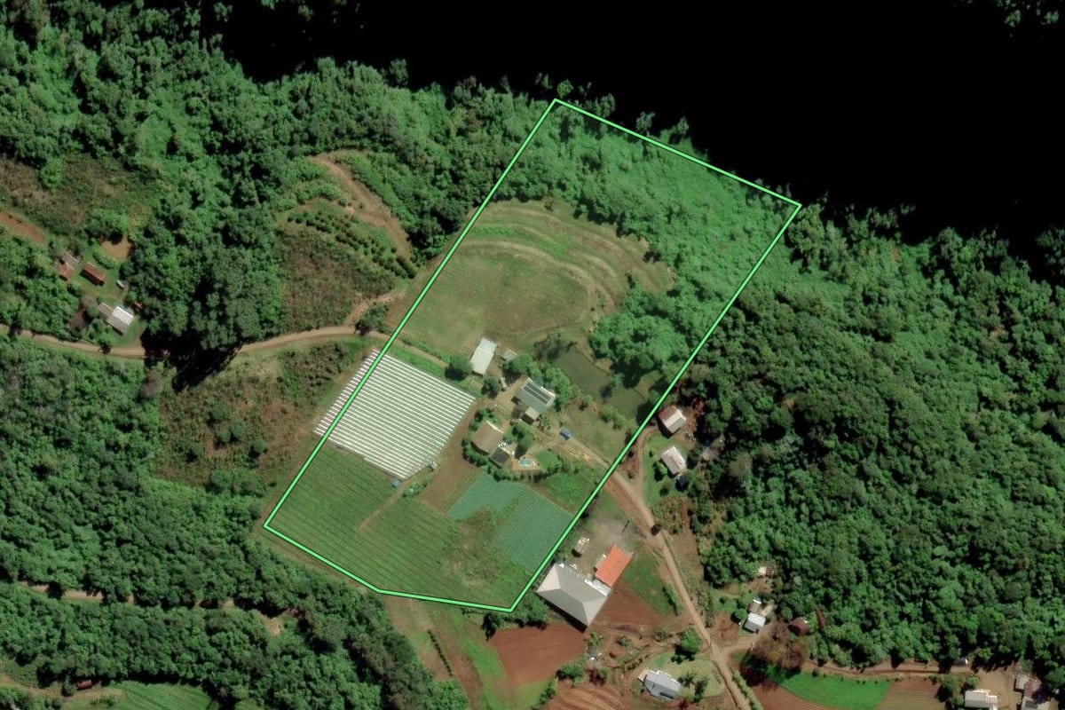 Imagem de satélite do imóvel rural em Vale Real (RS), com o contorno declarado no CAR desenhado por cima.