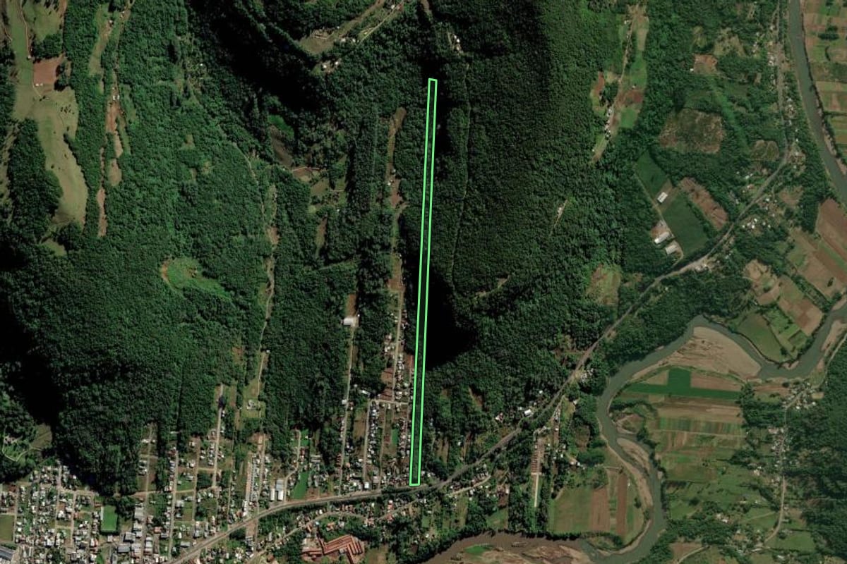 Imagem de satélite do imóvel rural em Vale Real (RS), com o contorno declarado no CAR desenhado por cima.