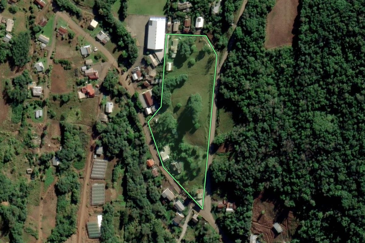 Imagem de satélite do imóvel rural em Vale Real (RS), com o contorno declarado no CAR desenhado por cima.
