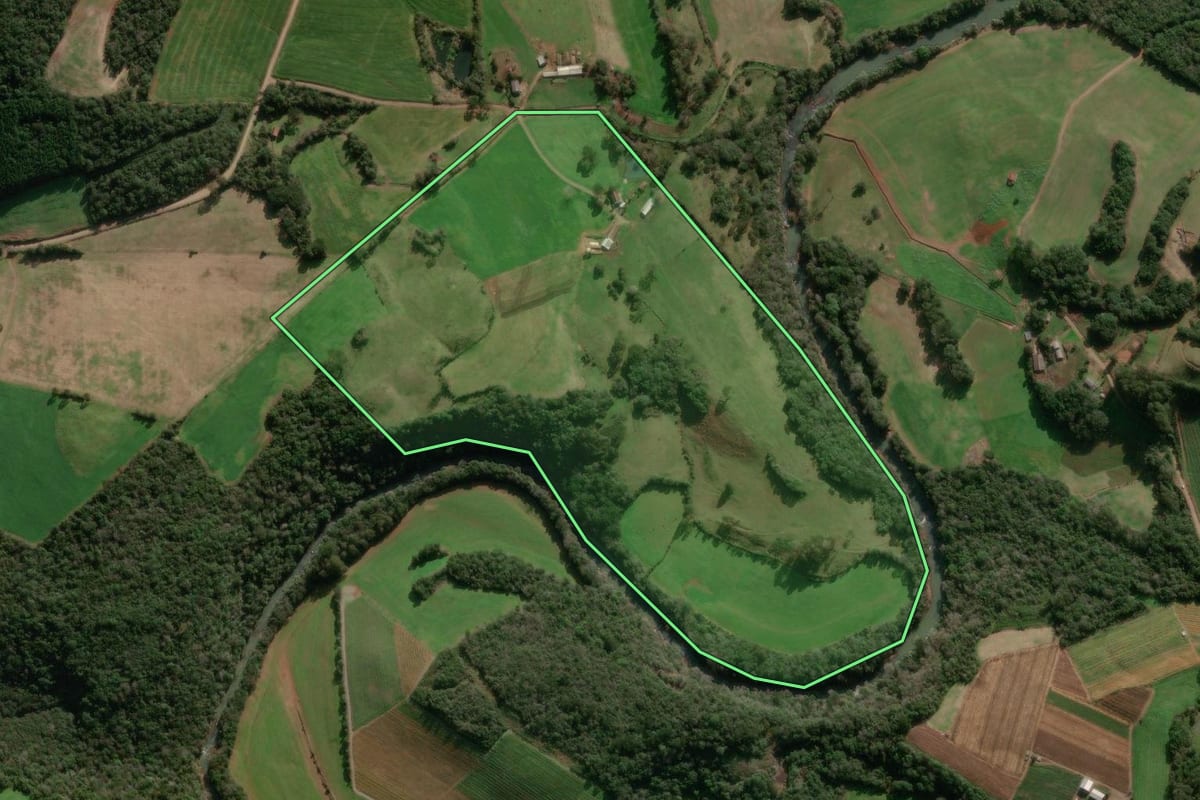 Imagem de satélite do imóvel rural em Vanini (RS), com o contorno declarado no CAR desenhado por cima.