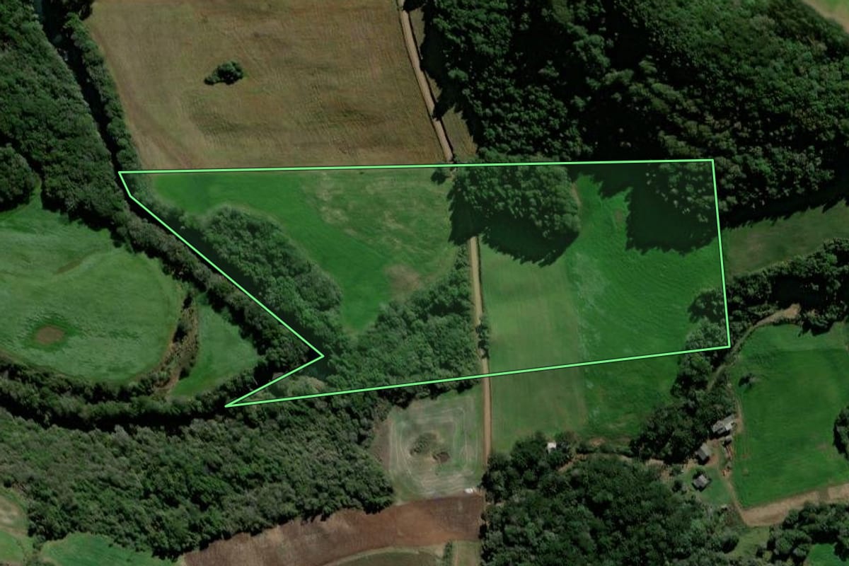 Imagem de satélite do imóvel rural em Vanini (RS), com o contorno declarado no CAR desenhado por cima.