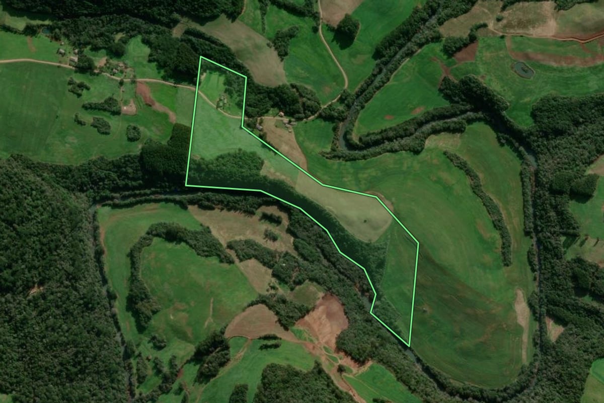 Imagem de satélite do imóvel rural em Vanini (RS), com o contorno declarado no CAR desenhado por cima.