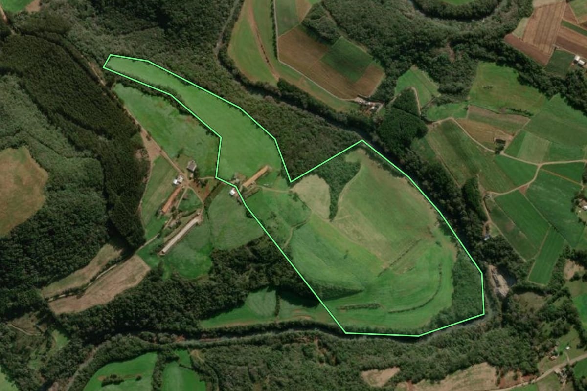Imagem de satélite do imóvel rural em Vanini (RS), com o contorno declarado no CAR desenhado por cima.
