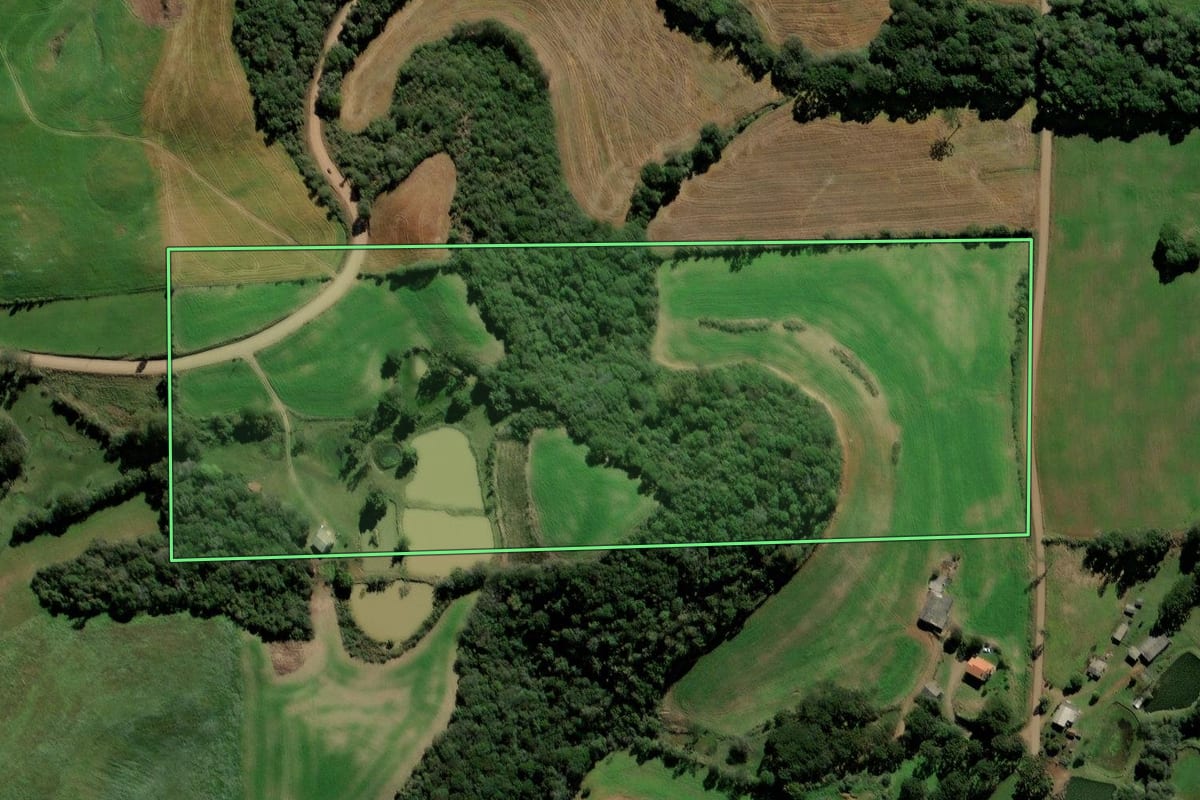 Imagem de satélite do imóvel rural em Vanini (RS), com o contorno declarado no CAR desenhado por cima.