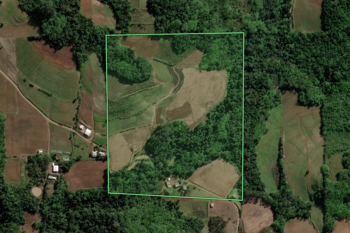 Imagem de satélite do imóvel rural em Venâncio Aires (RS), com o contorno declarado no CAR desenhado por cima.