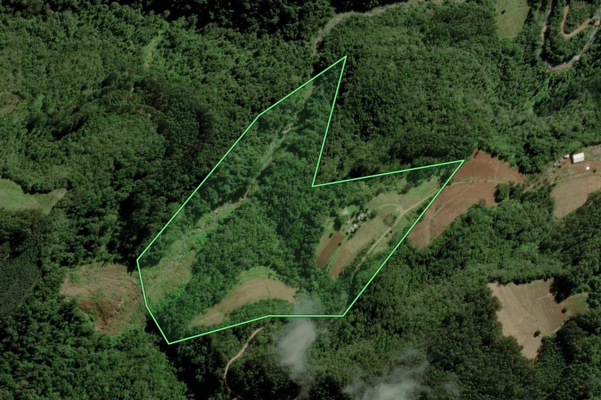 Imagem de satélite do imóvel rural em Venâncio Aires (RS), com o contorno declarado no CAR desenhado por cima.