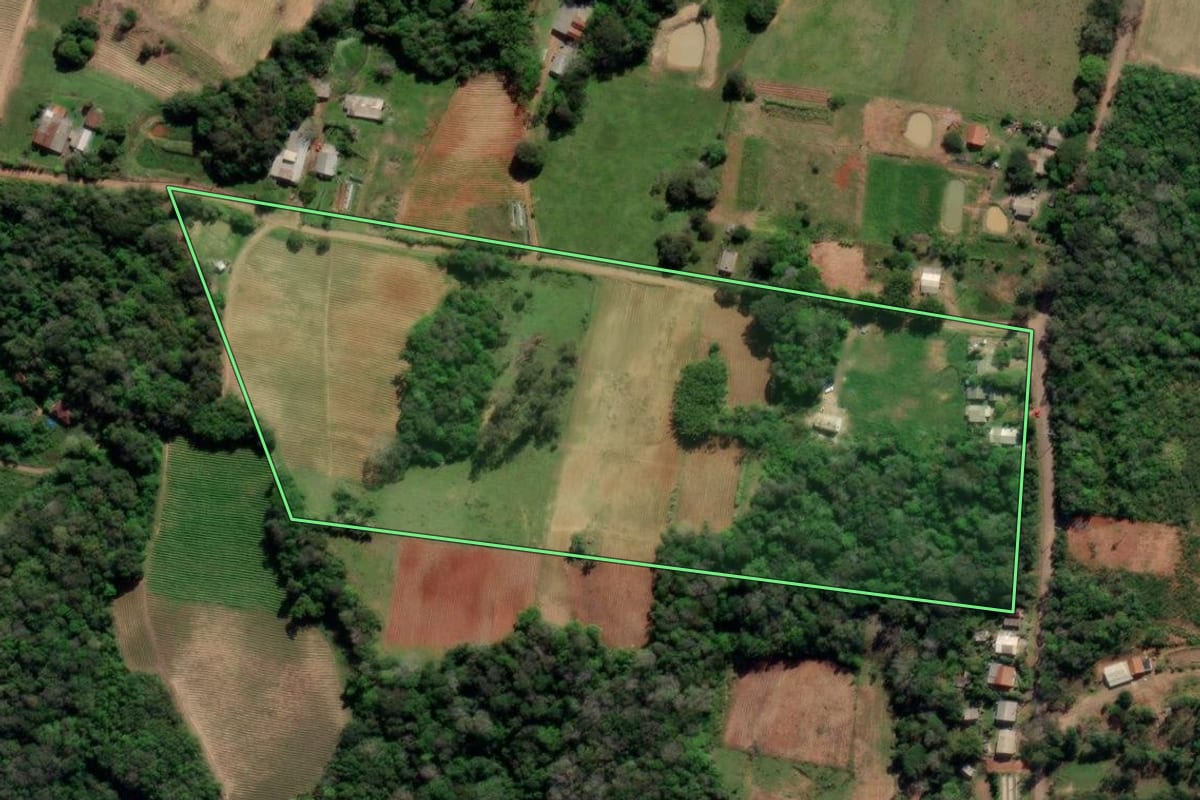 Imagem de satélite do imóvel rural em Venâncio Aires (RS), com o contorno declarado no CAR desenhado por cima.
