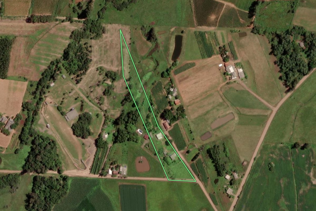 Imagem de satélite do imóvel rural em Venâncio Aires (RS), com o contorno declarado no CAR desenhado por cima.