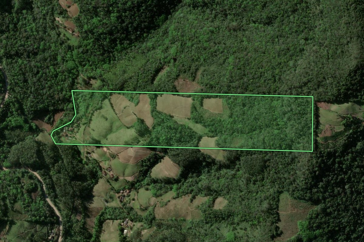 Imagem de satélite do imóvel rural em Venâncio Aires (RS), com o contorno declarado no CAR desenhado por cima.