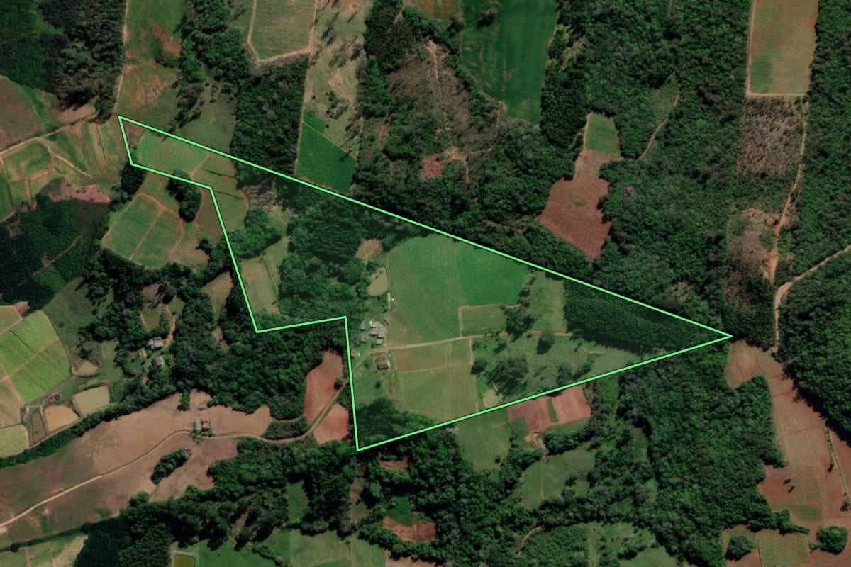 Imagem de satélite do imóvel rural em Venâncio Aires (RS), com o contorno declarado no CAR desenhado por cima.