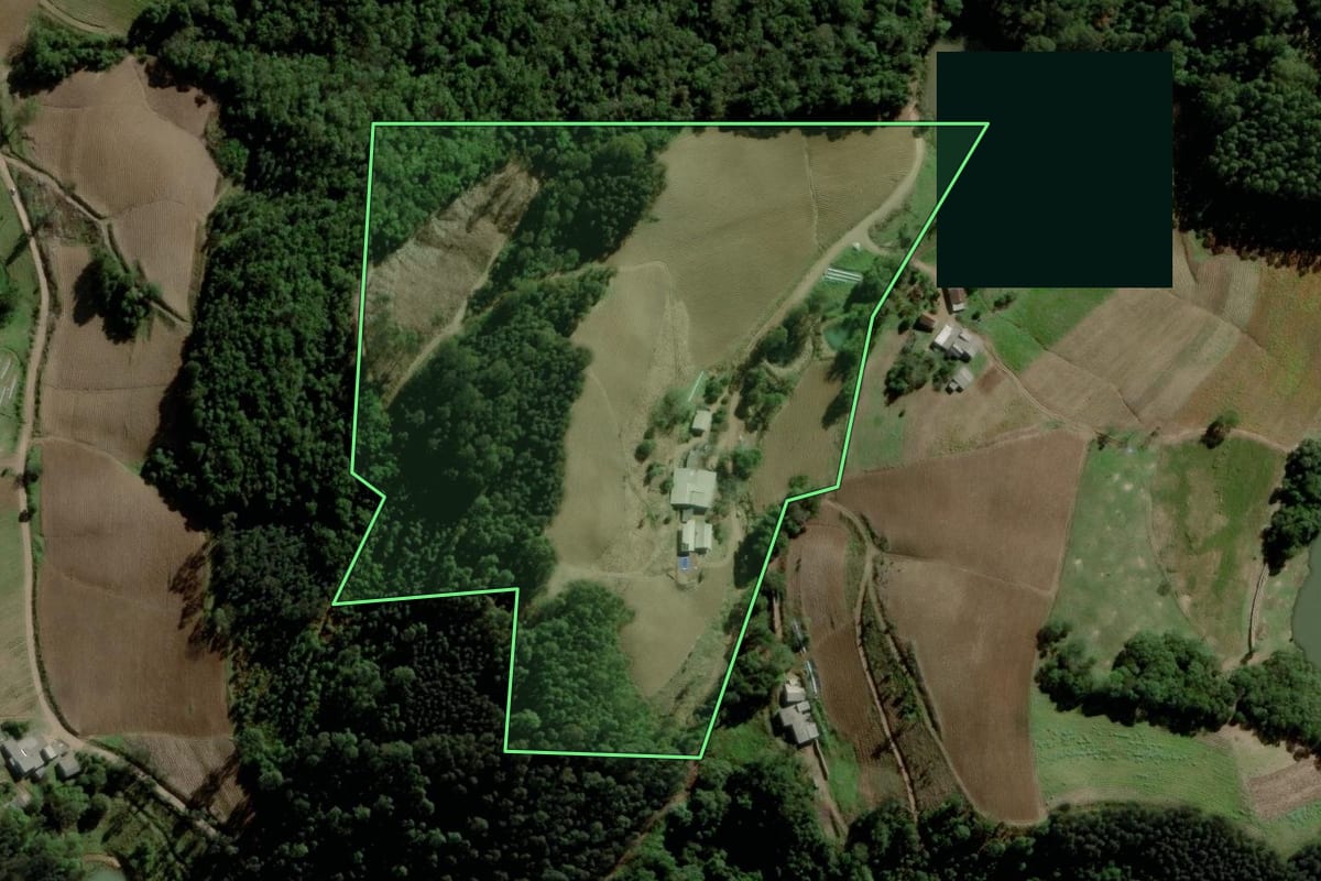 Imagem de satélite do imóvel rural em Venâncio Aires (RS), com o contorno declarado no CAR desenhado por cima.