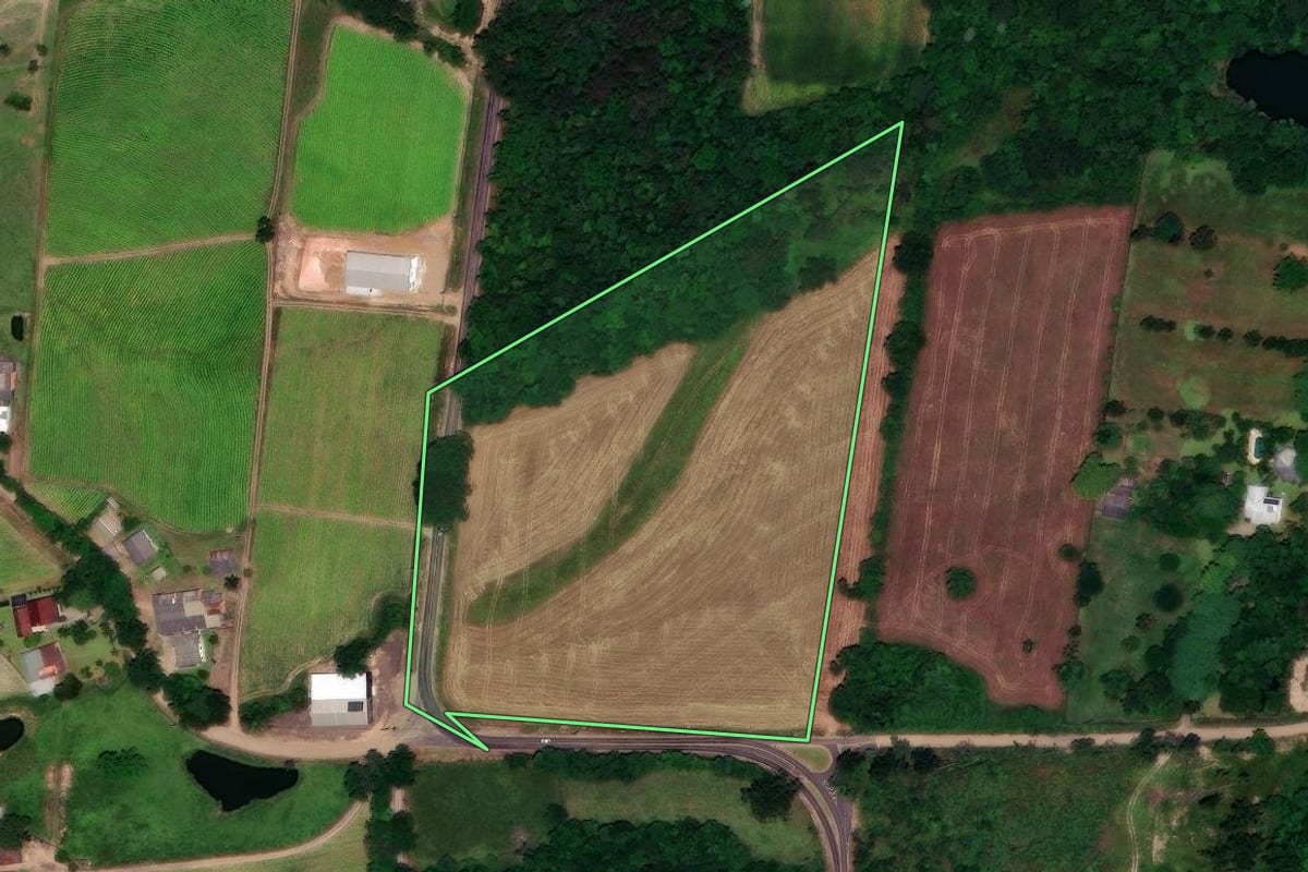 Imagem de satélite do imóvel rural em Vera Cruz (RS), com o contorno declarado no CAR desenhado por cima.