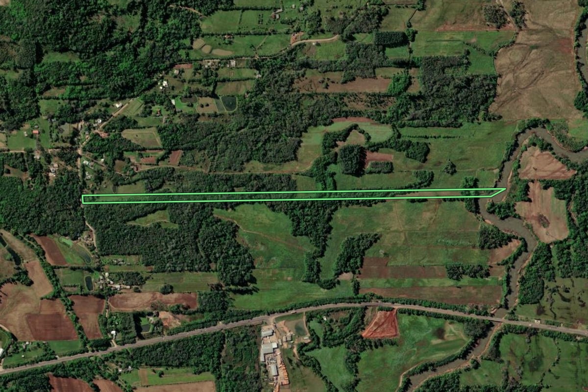 Imagem de satélite do imóvel rural em Vera Cruz (RS), com o contorno declarado no CAR desenhado por cima.