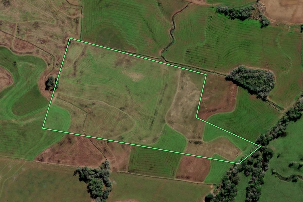 Imagem de satélite do imóvel rural em Vera Cruz (RS), com o contorno declarado no CAR desenhado por cima.