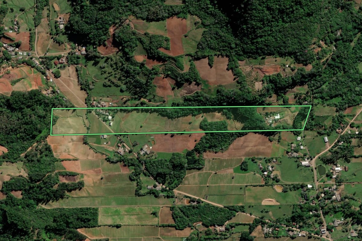 Imagem de satélite do imóvel rural em Vera Cruz (RS), com o contorno declarado no CAR desenhado por cima.