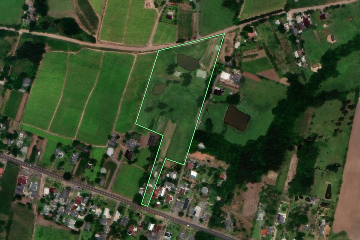 Imagem de satélite do imóvel rural em Vera Cruz (RS), com o contorno declarado no CAR desenhado por cima.
