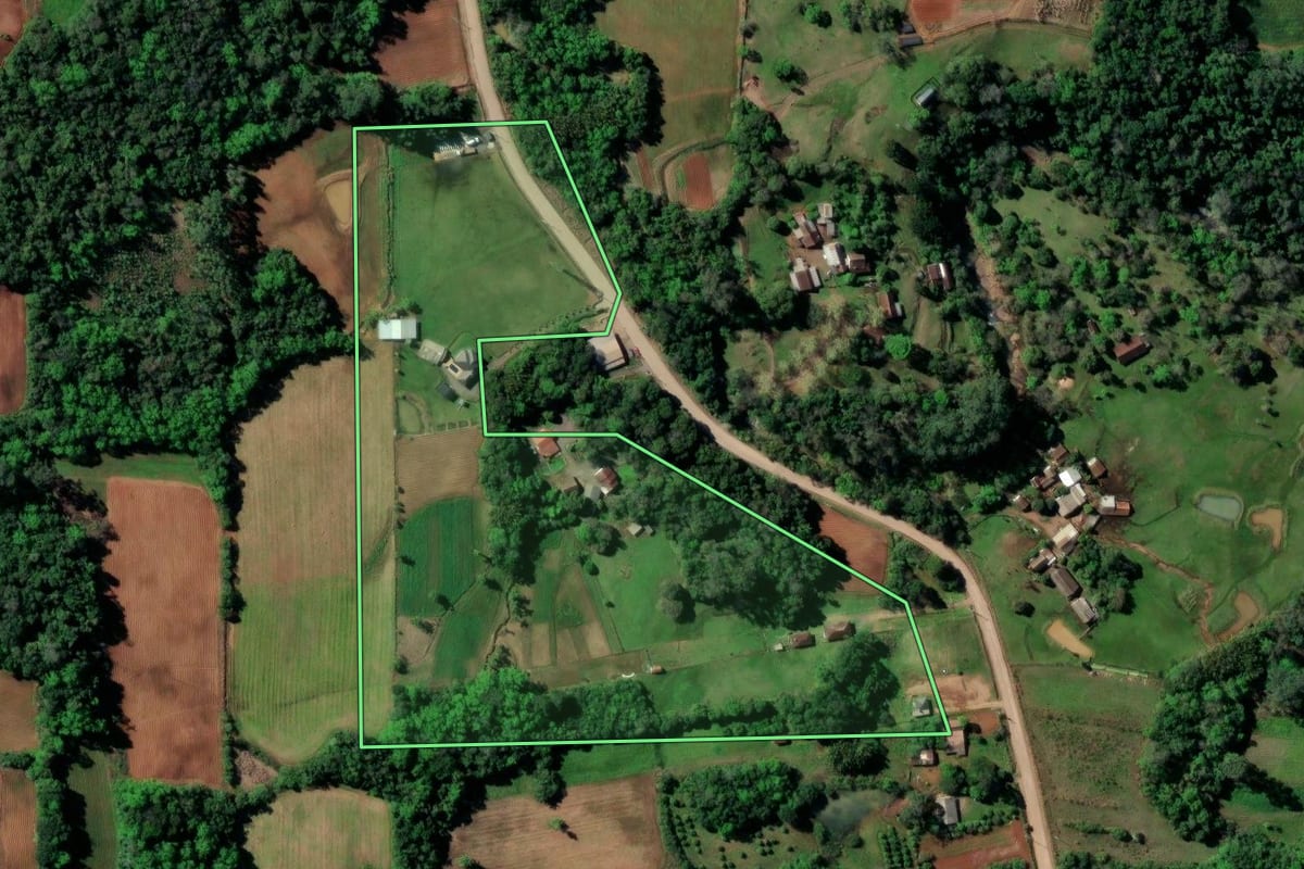 Imagem de satélite do imóvel rural em Vera Cruz (RS), com o contorno declarado no CAR desenhado por cima.