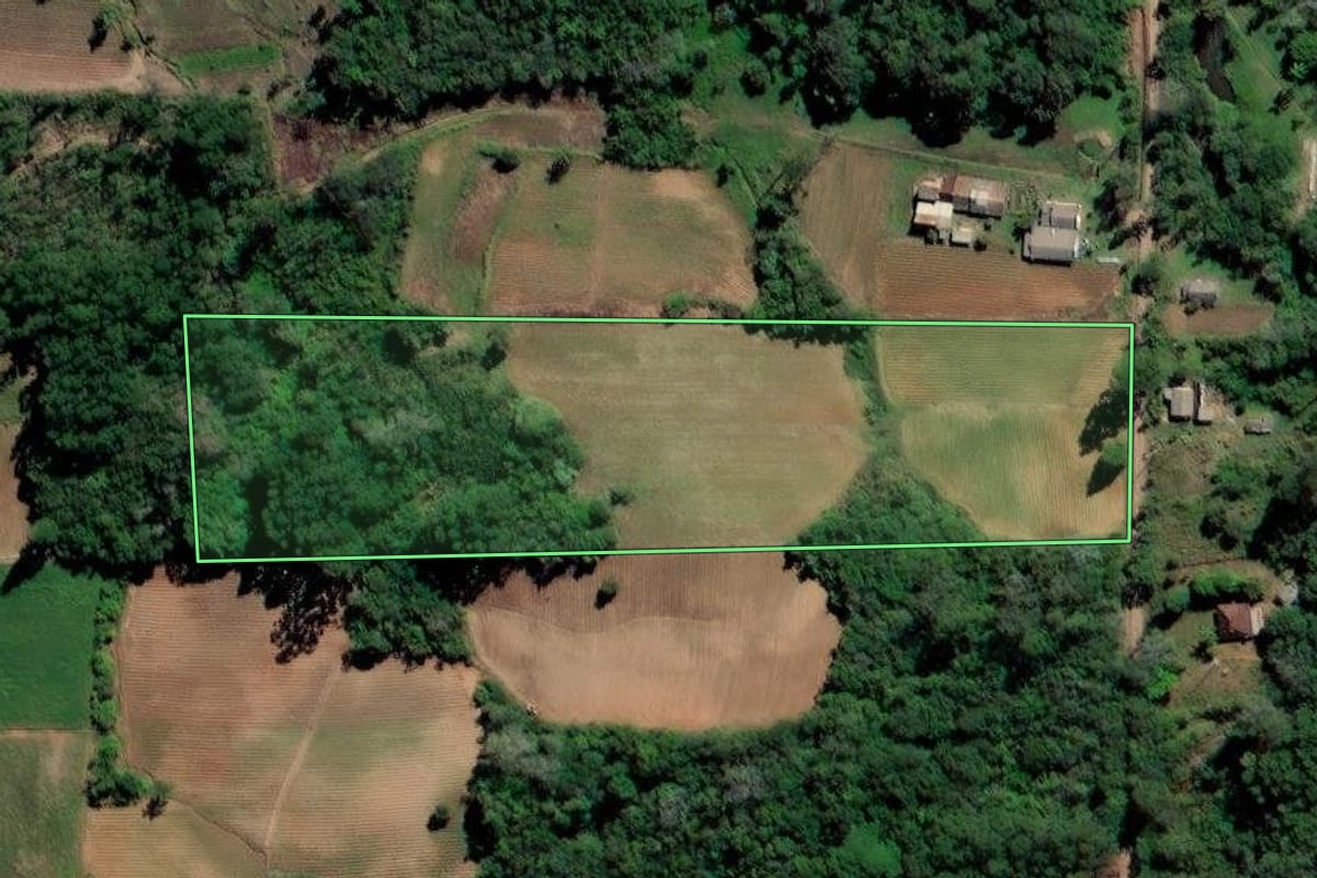 Imagem de satélite do imóvel rural em Vera Cruz (RS), com o contorno declarado no CAR desenhado por cima.