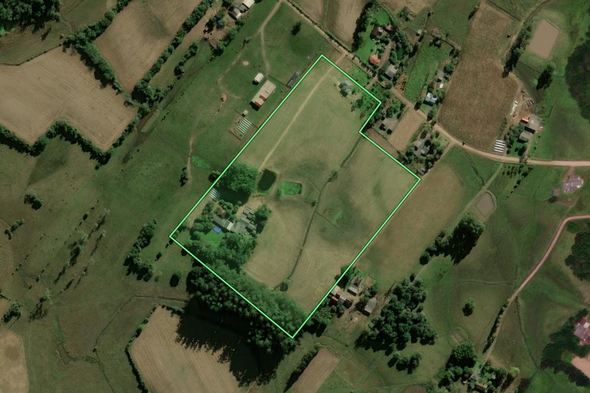 Imagem de satélite do imóvel rural em Vera Cruz (RS), com o contorno declarado no CAR desenhado por cima.