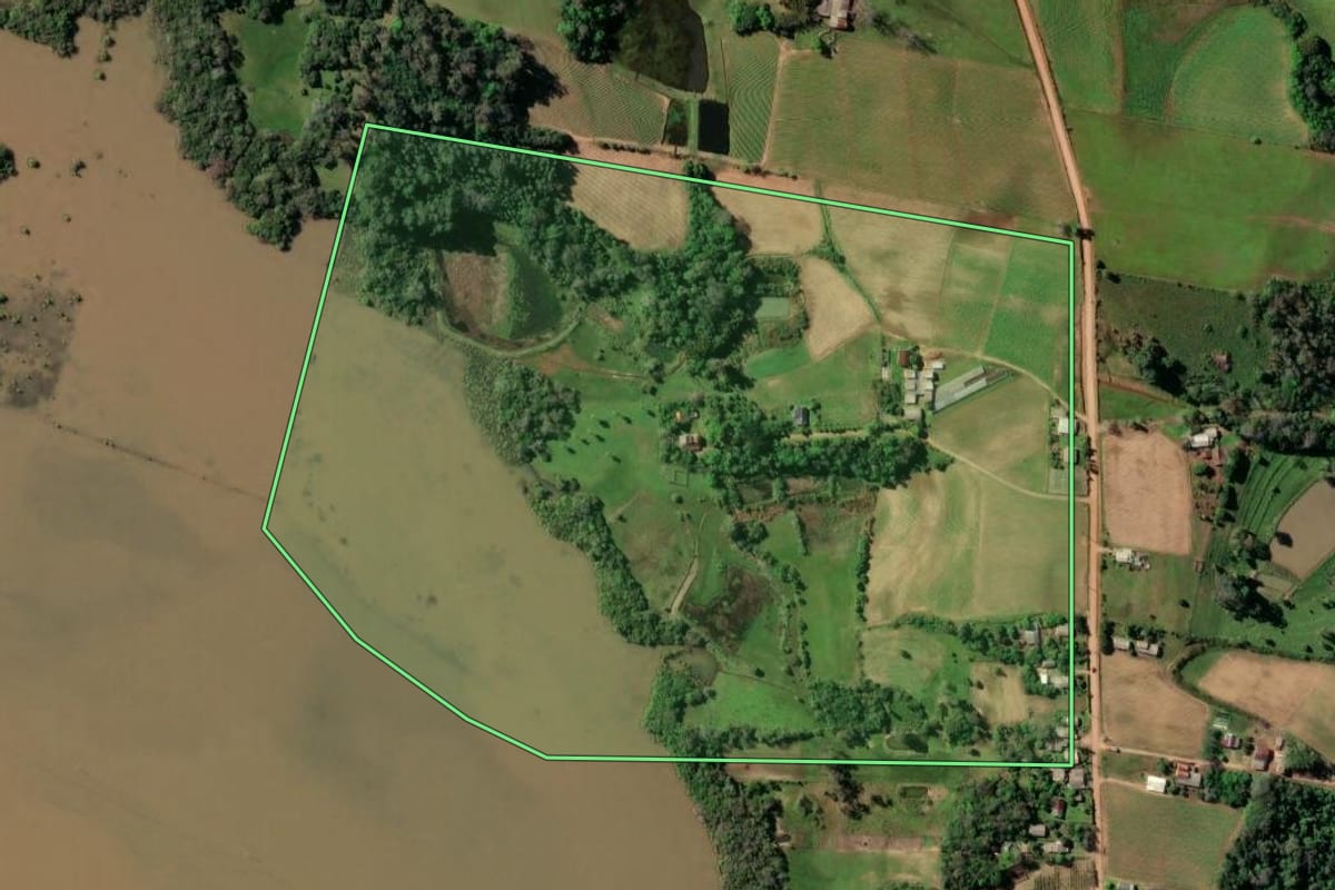 Imagem de satélite do imóvel rural em Vera Cruz (RS), com o contorno declarado no CAR desenhado por cima.
