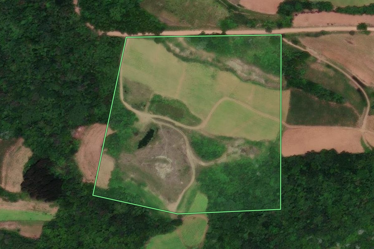 Imagem de satélite do imóvel rural em Vera Cruz (RS), com o contorno declarado no CAR desenhado por cima.