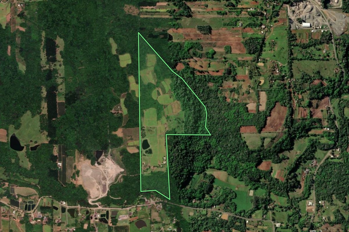 Imagem de satélite do imóvel rural em Vera Cruz (RS), com o contorno declarado no CAR desenhado por cima.