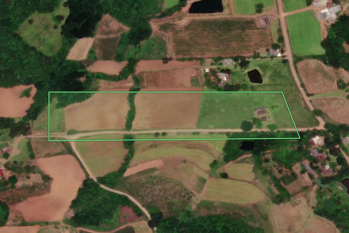Imagem de satélite do imóvel rural em Vera Cruz (RS), com o contorno declarado no CAR desenhado por cima.