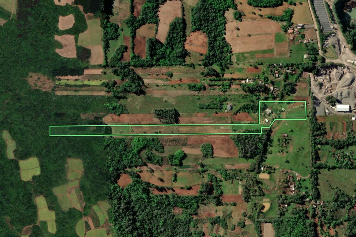 Imagem de satélite do imóvel rural em Vera Cruz (RS), com o contorno declarado no CAR desenhado por cima.