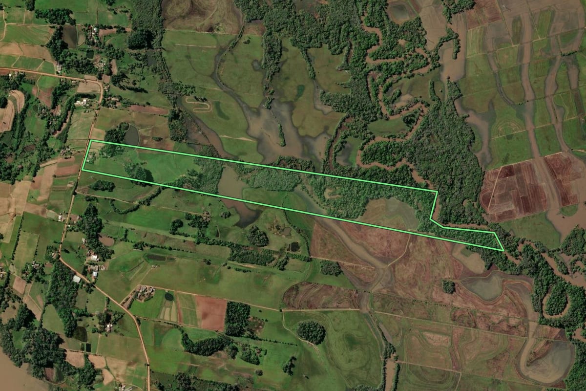 Imagem de satélite do imóvel rural em Vera Cruz (RS), com o contorno declarado no CAR desenhado por cima.