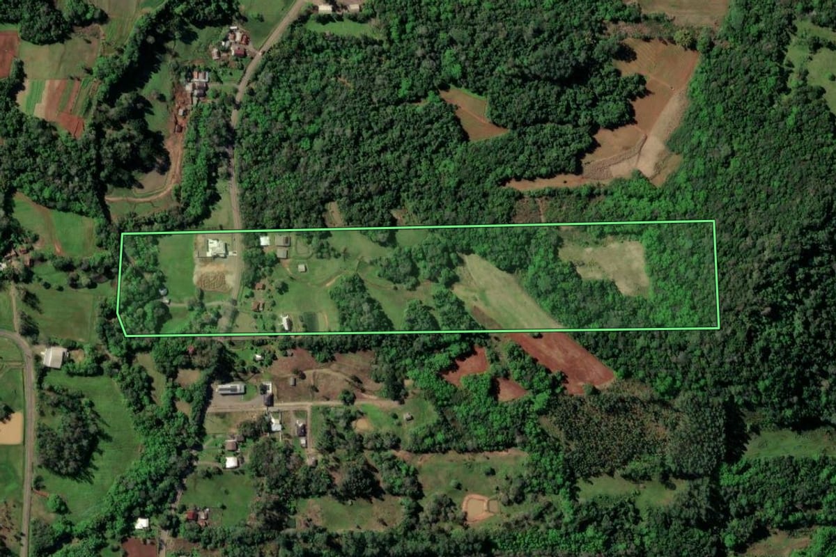 Imagem de satélite do imóvel rural em Vera Cruz (RS), com o contorno declarado no CAR desenhado por cima.