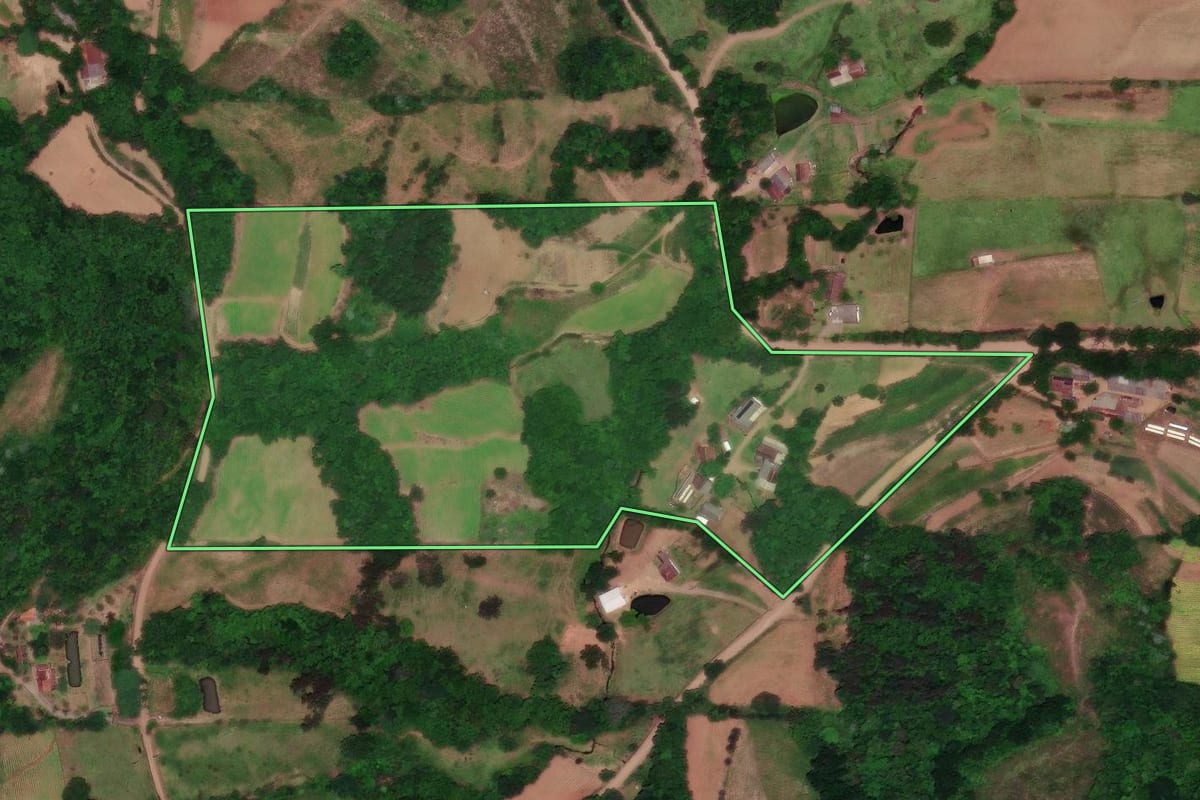 Imagem de satélite do imóvel rural em Vera Cruz (RS), com o contorno declarado no CAR desenhado por cima.