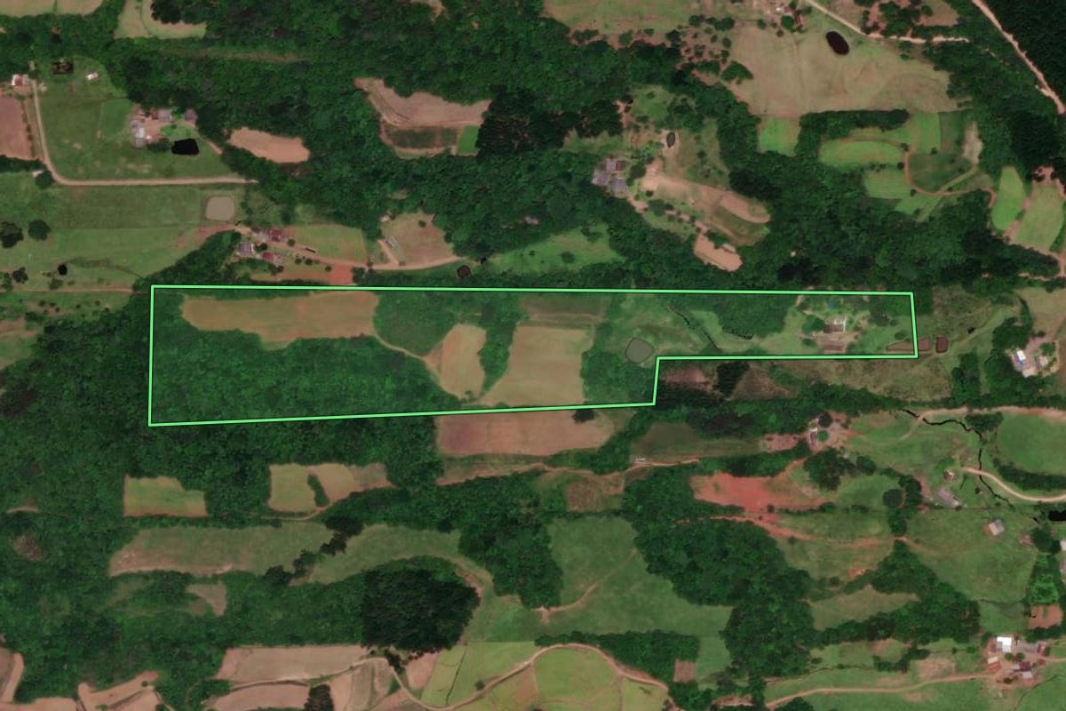 Imagem de satélite do imóvel rural em Vera Cruz (RS), com o contorno declarado no CAR desenhado por cima.