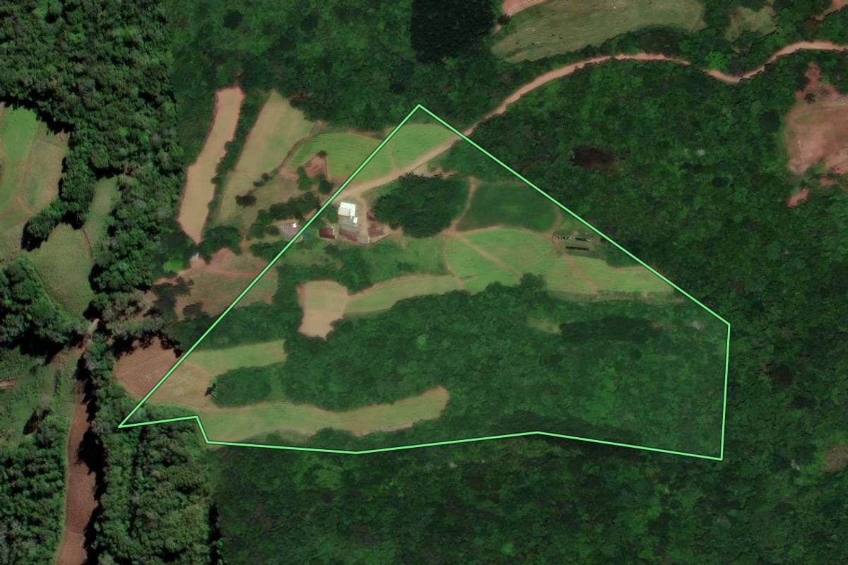 Imagem de satélite do imóvel rural em Vera Cruz (RS), com o contorno declarado no CAR desenhado por cima.