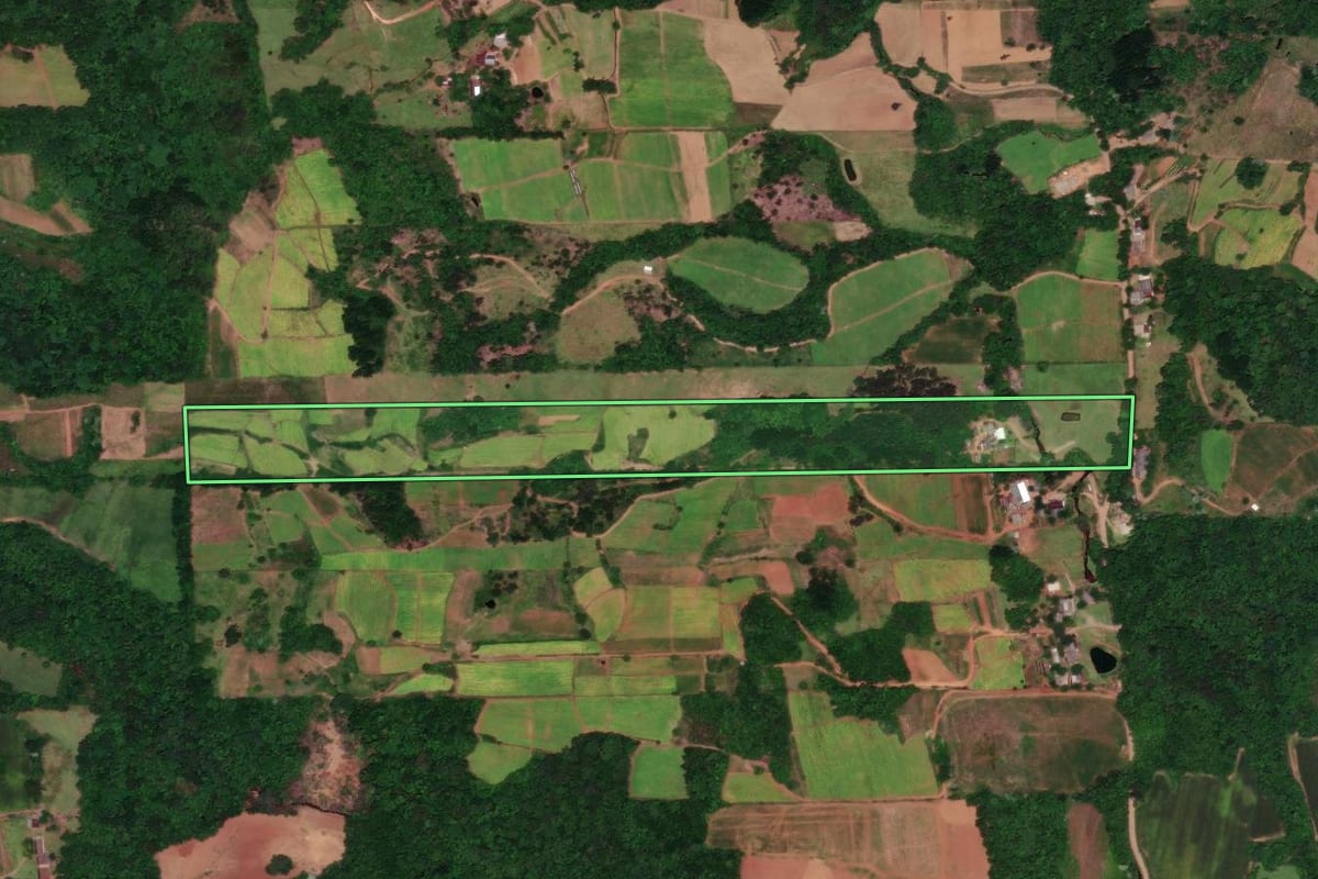 Imagem de satélite do imóvel rural em Vera Cruz (RS), com o contorno declarado no CAR desenhado por cima.