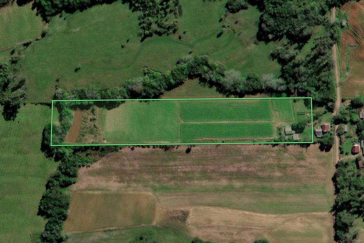 Imagem de satélite do imóvel rural em Vera Cruz (RS), com o contorno declarado no CAR desenhado por cima.