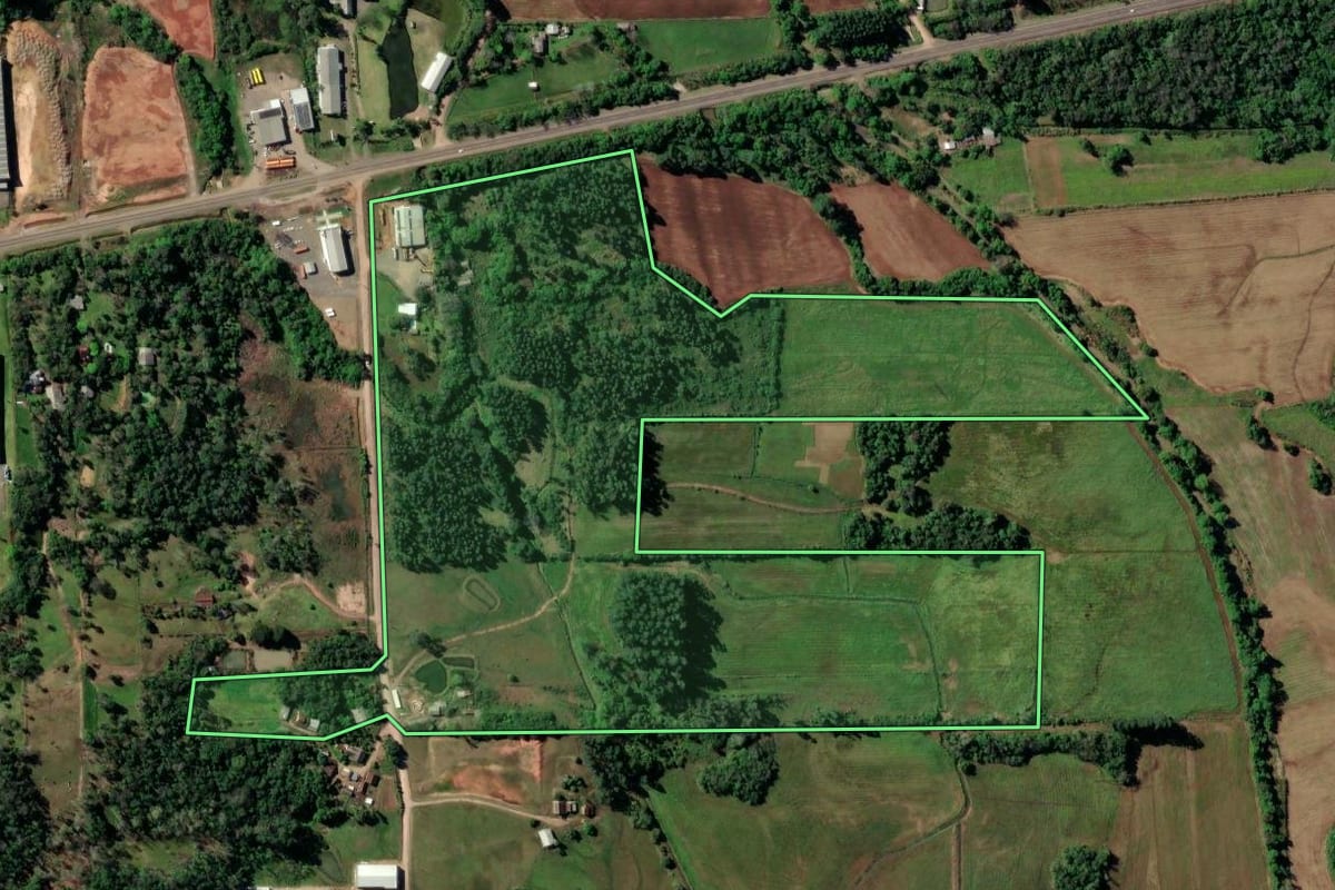 Imagem de satélite do imóvel rural em Vera Cruz (RS), com o contorno declarado no CAR desenhado por cima.