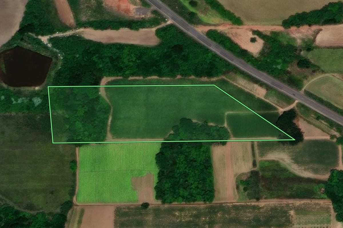 Imagem de satélite do imóvel rural em Vera Cruz (RS), com o contorno declarado no CAR desenhado por cima.