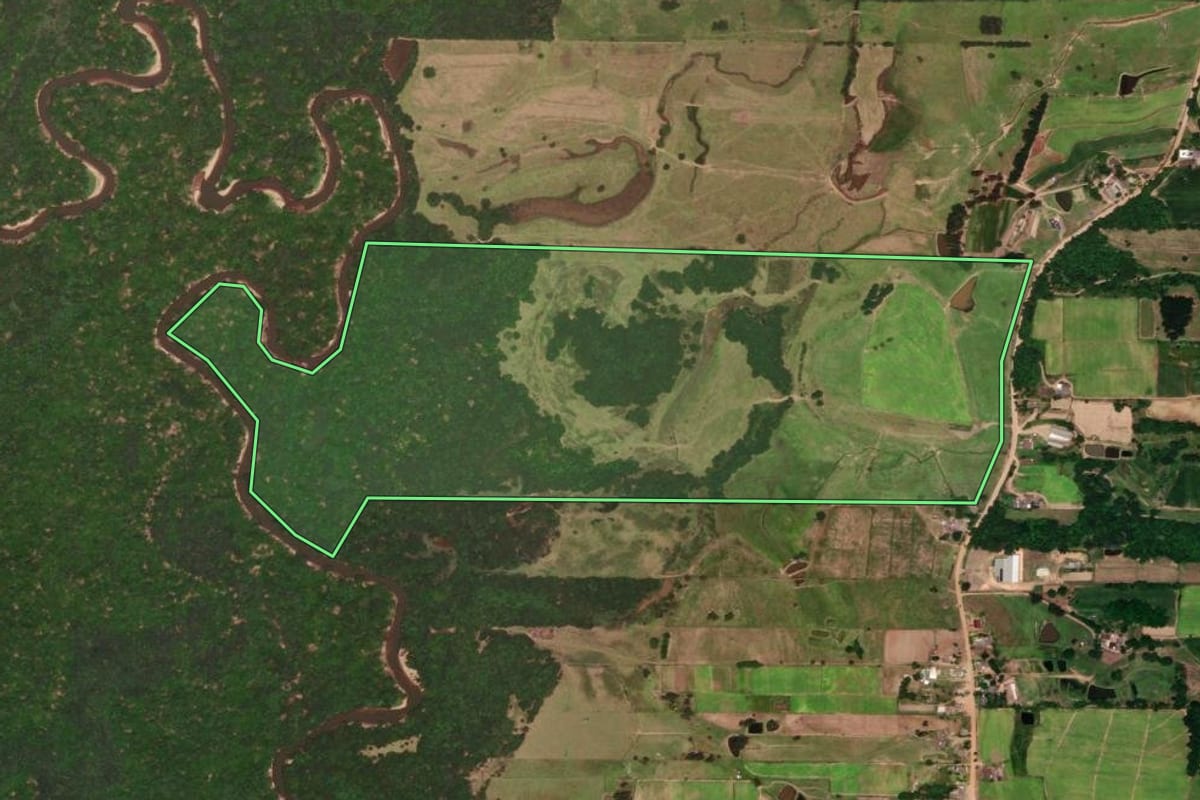 Imagem de satélite do imóvel rural em Vera Cruz (RS), com o contorno declarado no CAR desenhado por cima.