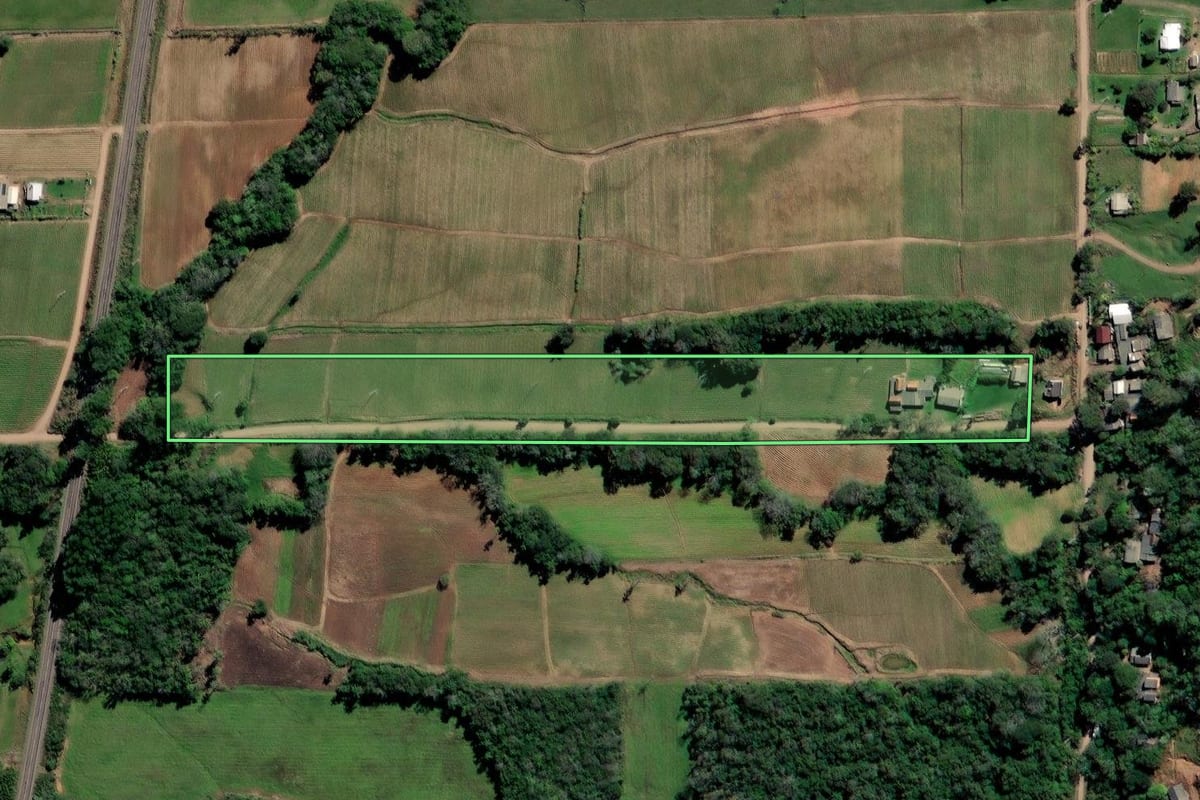 Imagem de satélite do imóvel rural em Vera Cruz (RS), com o contorno declarado no CAR desenhado por cima.